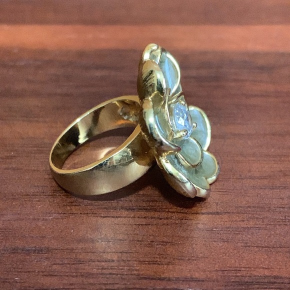 Gold tone green flower ring size 7 - Picture 4 of 6